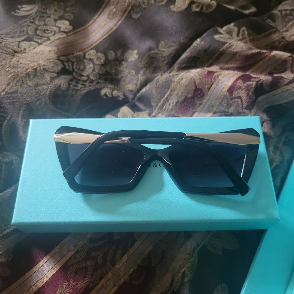 Tiffany & Co. Black Cat-Eye Sunglasses New Boxed Case Bag Cloth Bag One Size